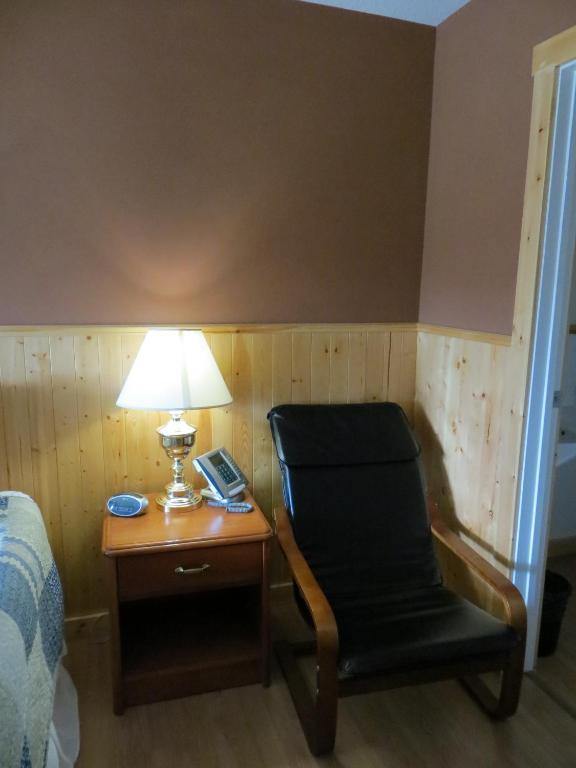 Fort Motel Форт Маклауд Екстериор снимка