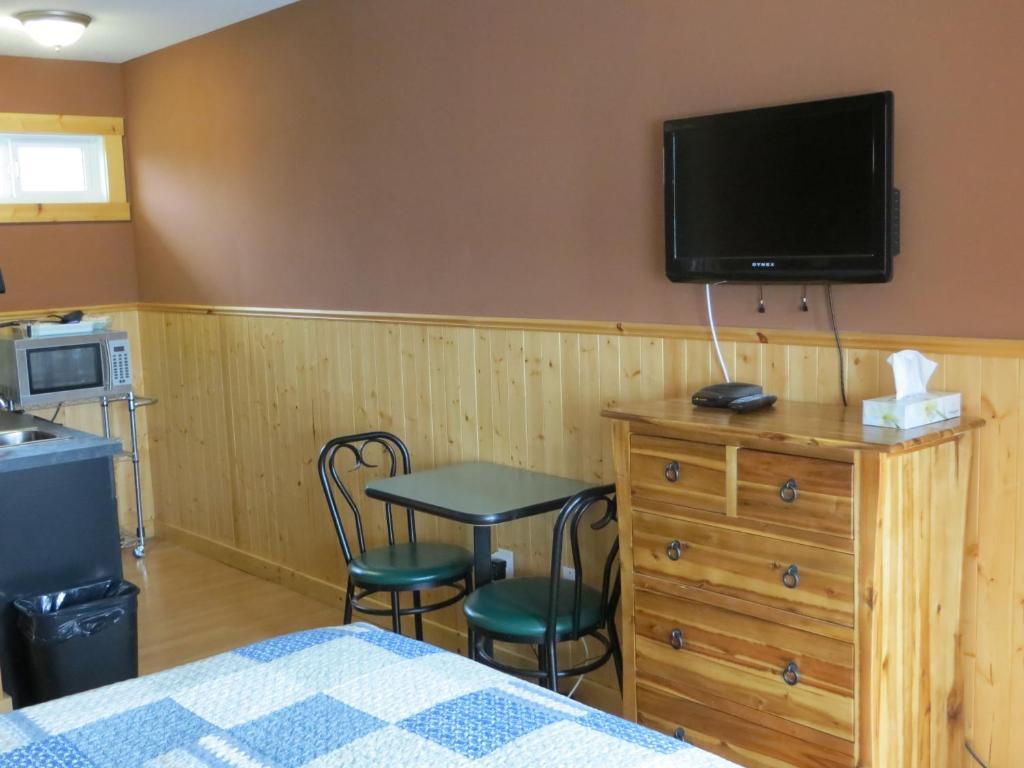 Fort Motel Форт Маклауд Екстериор снимка