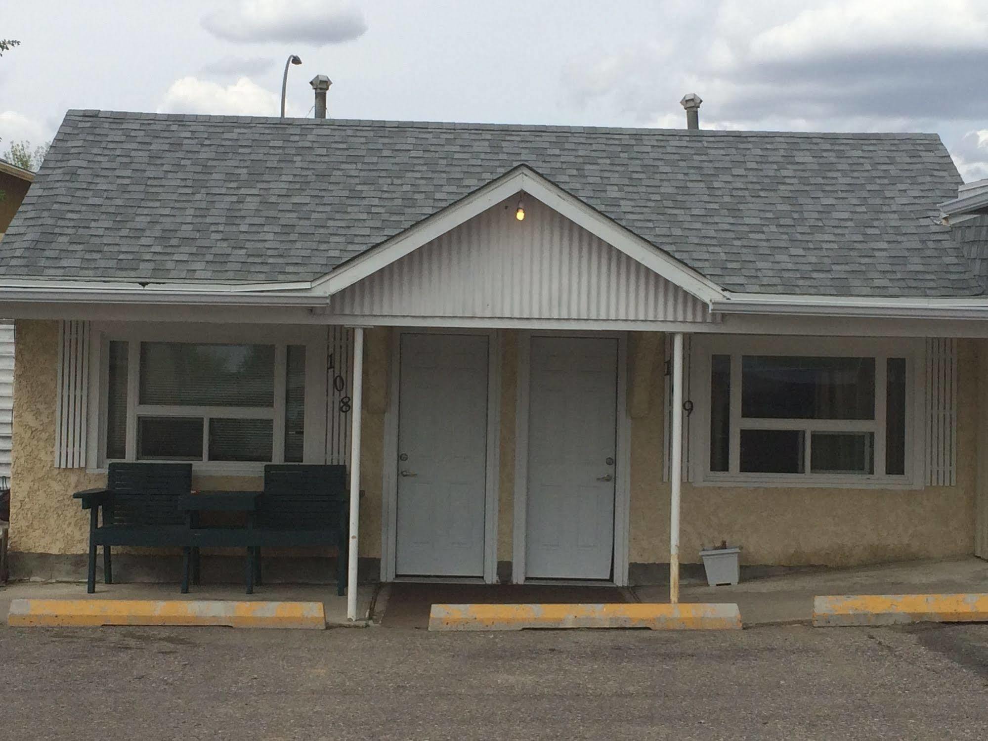 Fort Motel Форт Маклауд Екстериор снимка