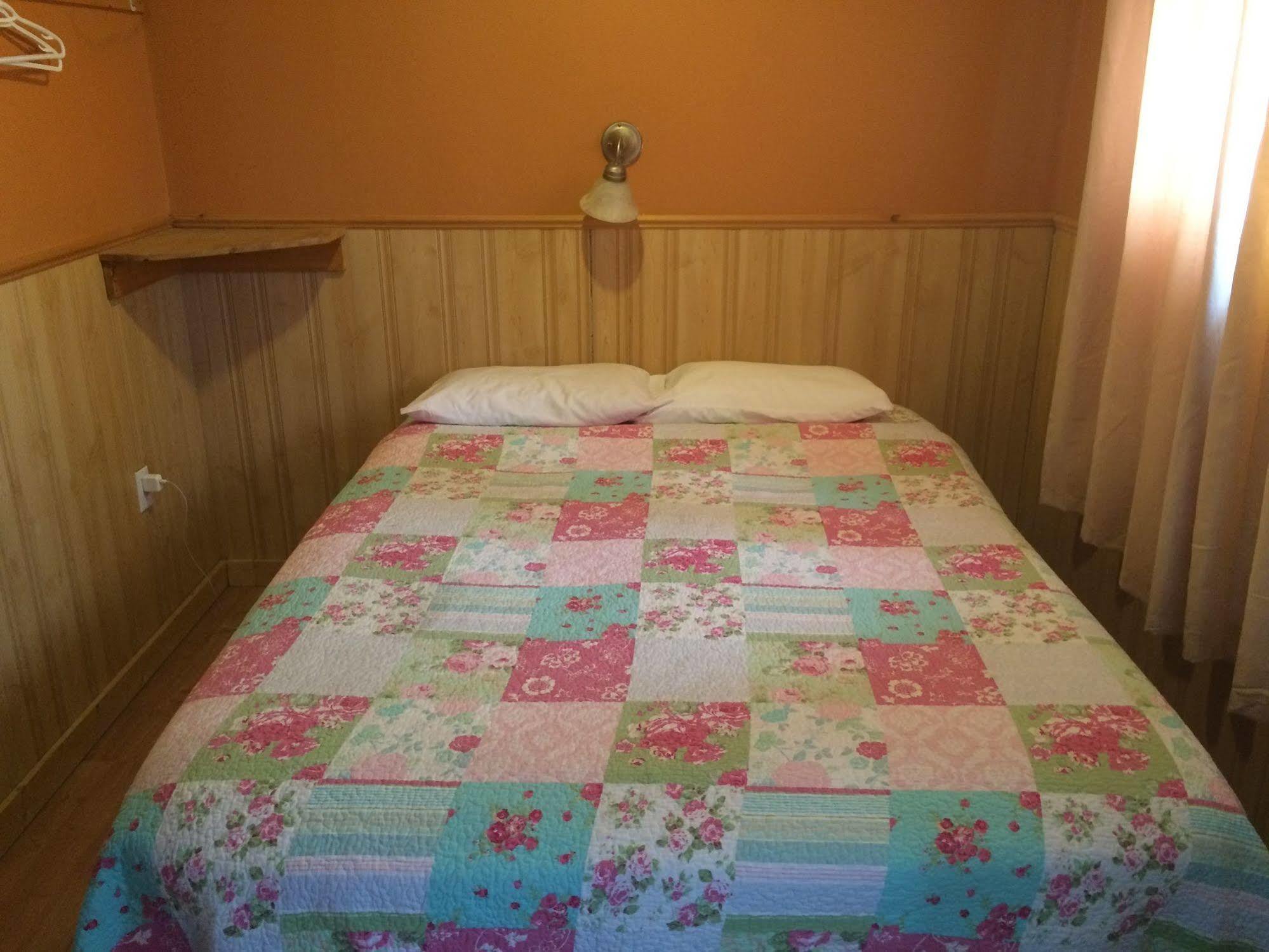 Fort Motel Форт Маклауд Екстериор снимка
