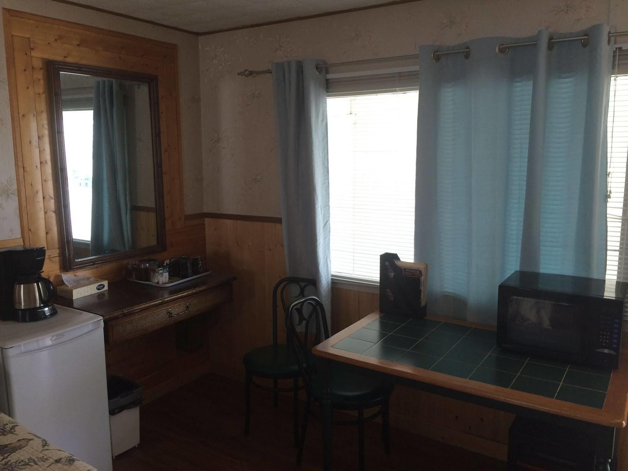 Fort Motel Форт Маклауд Екстериор снимка