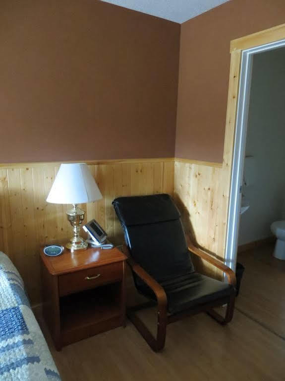 Fort Motel Форт Маклауд Екстериор снимка
